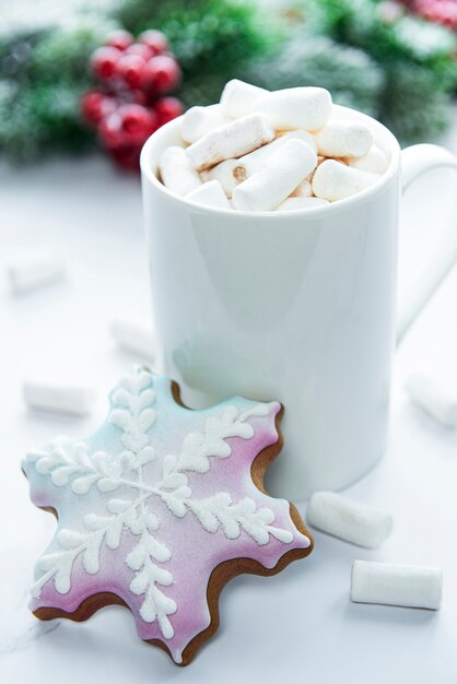 Natale cacao, biscotti di panpepato e decorazioni. Fondo di legno bianco.