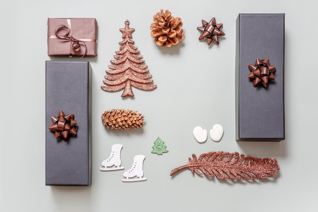 Natale Capodanno flatlay con regali e decorazioni natalizie vista dall'alto Layout moderno e creativo