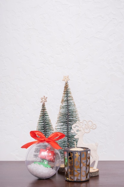 Natale Capodanno natura morta con albero di Natale e decorazioni all'interno della casa