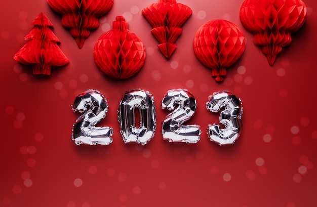 Natale Capodanno sfondo Piatto rosso bordeaux con 2023 numeri baloon