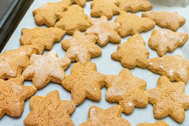 Natale Capodanno tradizionali stelle fatte in casa e biscotti a forma di abete rosso, processo di preparazione dei biscotti