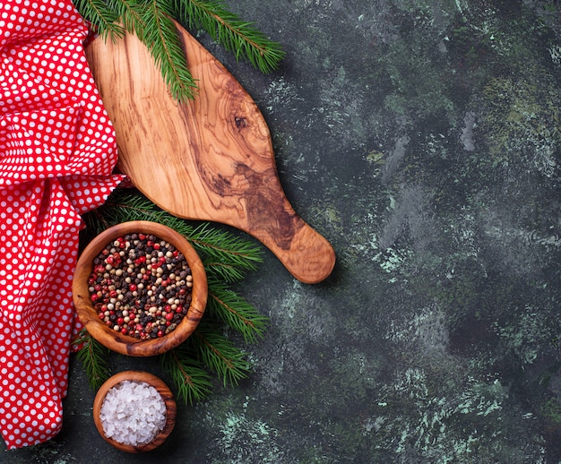 Natale che cucina fondo con tagliere e spezie