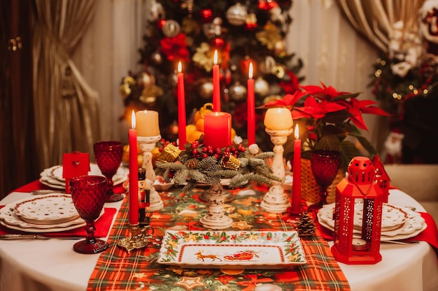 Natale che serve a casa sullo sfondo dell'albero di Natale