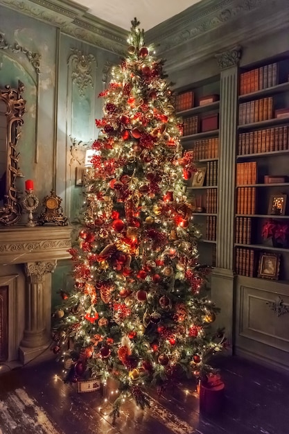 Natale classico nuovo anno decorato interno camera camino albero di Capodanno