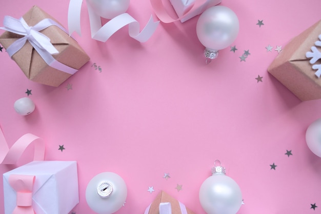 Natale con decorazioni e scatole regalo su sfondo rosa