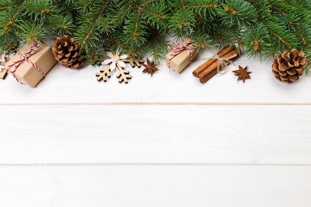 Natale con l'albero di abete e contenitore di regalo sulla tavola di legno, vista superiore