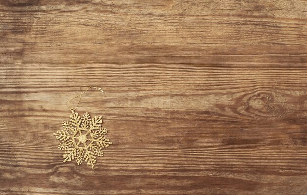 Natale con l'albero di Natale del petalo bianco sulla tavola di legno rustica.