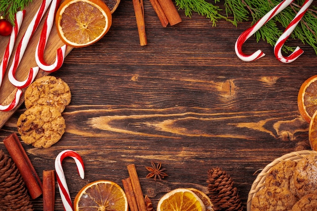 Natale con la canna di caramella sullo scrittorio di legno decorato
