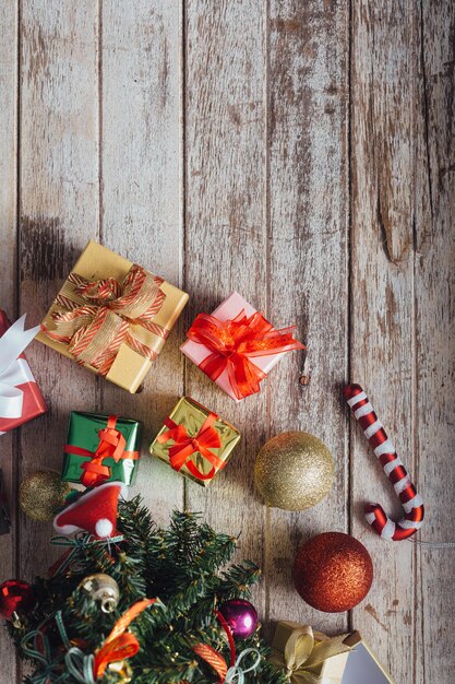 natale con regalo su sfondo rosso