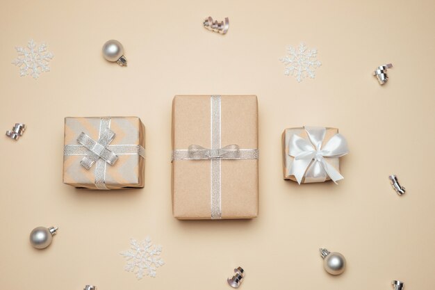 Natale con scatole regalo avvolte in carta kraft.