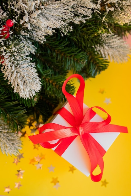 Natale. Confezione regalo e decorazioni di Natale e Capodanno isolati su giallo