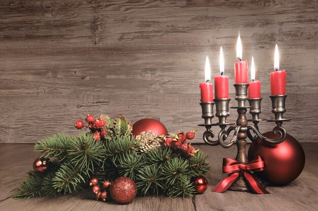 Natale d'annata con le candele e le decorazioni, copyspace del testo