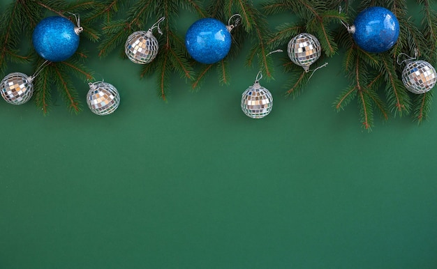 Natale decorazione piatta laici su sfondo verde