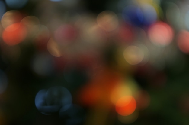 Natale e buon anno sul fondo vago dell&#39;insegna dell&#39;albero di Natale del bokeh