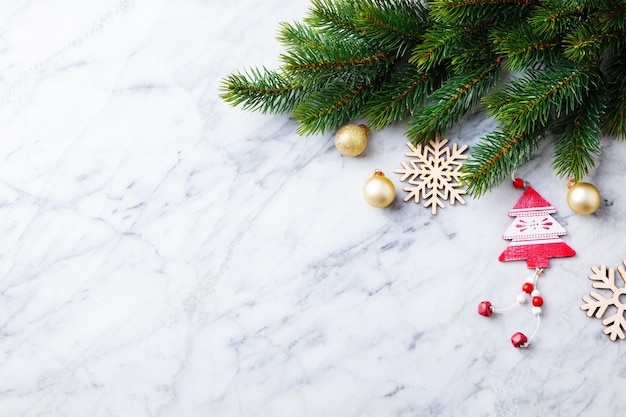 Natale e Capodanno decorazione abete e ornamenti Sfondo marmo Copia spazio Vista dall'alto