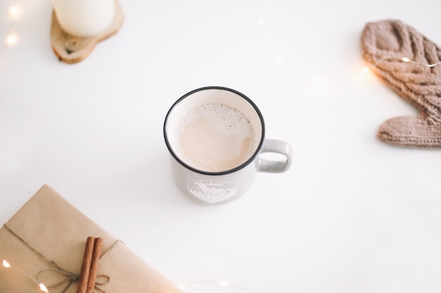 Natale e Capodanno flatlay con decorazioni su sfondo bianco vista dall'alto