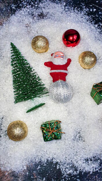 Natale e Capodanno Sfondo festivo con rami di abete Albero di Natale Giocattoli di Natale in una scatola e sulla neve