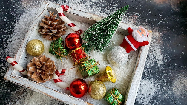 Natale e Capodanno Sfondo festivo con rami di abete Albero di Natale Giocattoli di Natale