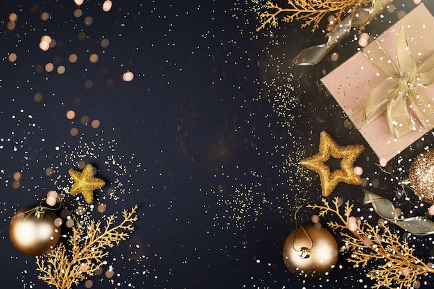 Natale e felice anno nuovo laici piatta Concetto di celebrazione shimmer oro e nero con confezione regalo e decorazione Spazio per la copia