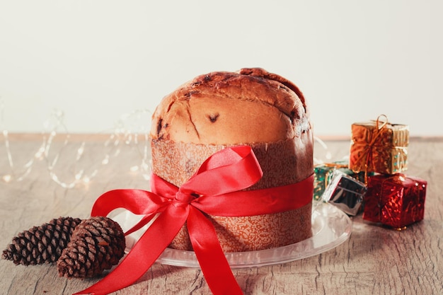 Natale fatto in casa anche il pane su sfondo giallo copia spazio