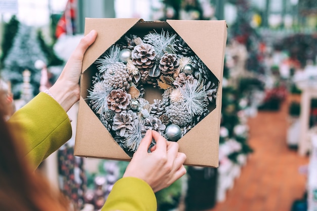 Natale, ghirlanda di Capodanno in una scatola di imballaggio per il ricamo,