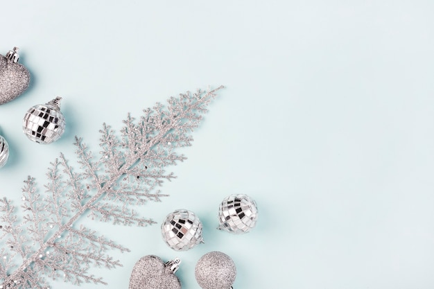 Natale, giocattoli d'argento su una vista blu e superiore