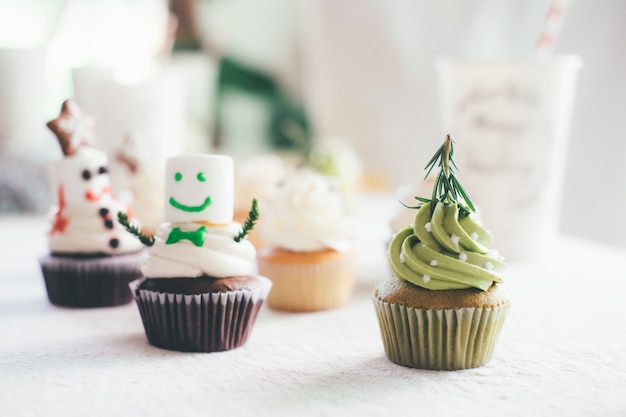 Natale in casa cupcake e biscotti di panpepato.