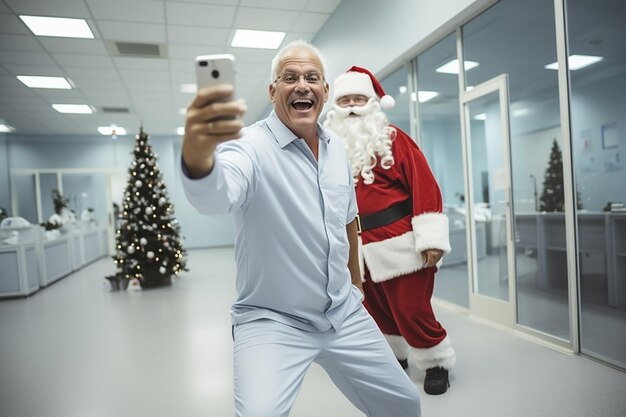 Natale in ospedale il paziente ha visto Babbo Natale e si fa un selfie