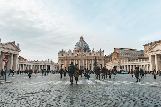 Natale in Vaticano Albero di Natale decorato nella piazza antistante la Basilica di San Pietro Roma Italia