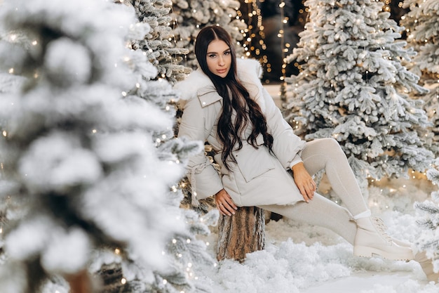 Natale inverno donna con regali di Natale Fata Bellissimo Natale e albero di Natale Trucco festivo Modella ragazza