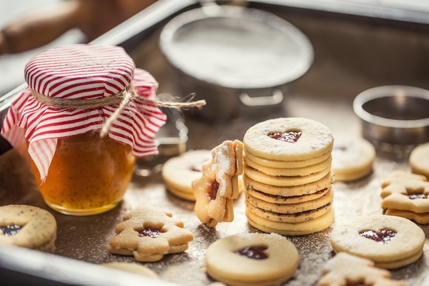 Natale linzer dolci e biscotti marmellata di zucchero in polvere in padella al forno.