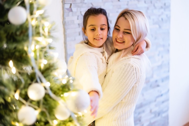 Natale, madre di famiglia felice con la figlia con regali alla vigilia di Natale