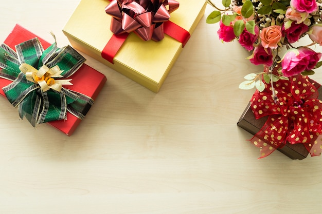 Natale molti regali con vaso rosa e interno in legno di vista dall'alto. Decorazione a Natale e Capodanno.