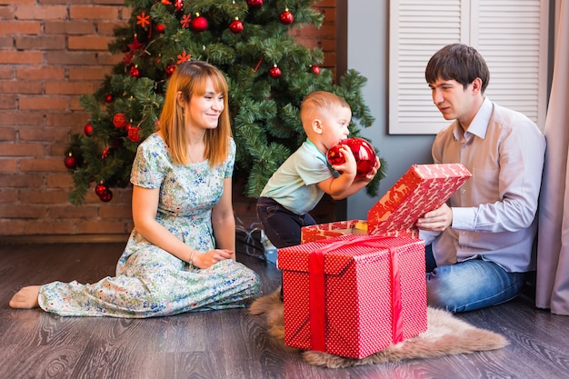 natale, natale, famiglia, persone, concetto di felicità - genitori felici che giocano con il neonato sveglio