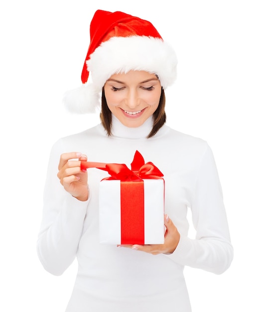 natale, natale, inverno, concetto di felicità - donna sorridente con cappello da Babbo Natale con scatola regalo