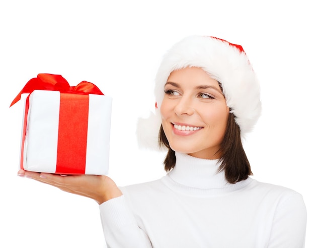 natale, natale, inverno, concetto di felicità - donna sorridente con cappello da Babbo Natale con scatola regalo