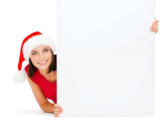 natale, natale, persone, pubblicità, concetto di vendita - donna felice con cappello da Babbo Natale con lavagna bianca vuota