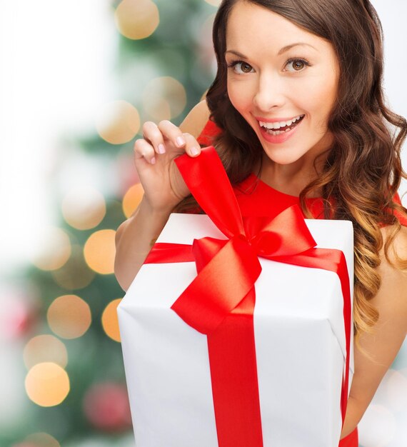 natale, natale, san valentino, concetto di celebrazione - donna sorridente in abito rosso con confezione regalo