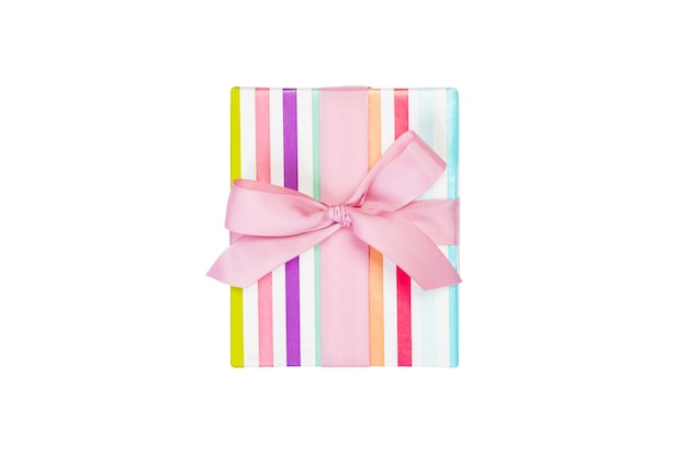 Natale o altra vacanza fatta a mano presente in carta colorata con nastro rosa isolato su sfondo bianco vista dall'alto ringraziamento Concetto di confezione regalo