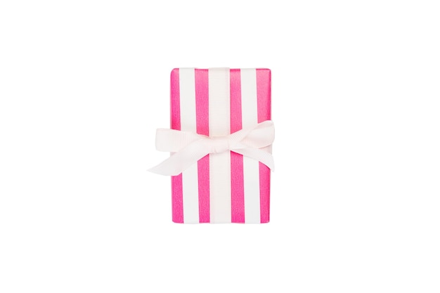 Natale o altre vacanze regalo fatto a mano in carta rosa con nastro bianco isolato su sfondo bianco vista dall'alto ringraziamento Concetto di confezione regalo