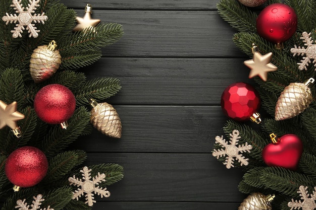 Natale o Capodanno decorazione rossa e oro su sfondo nero.