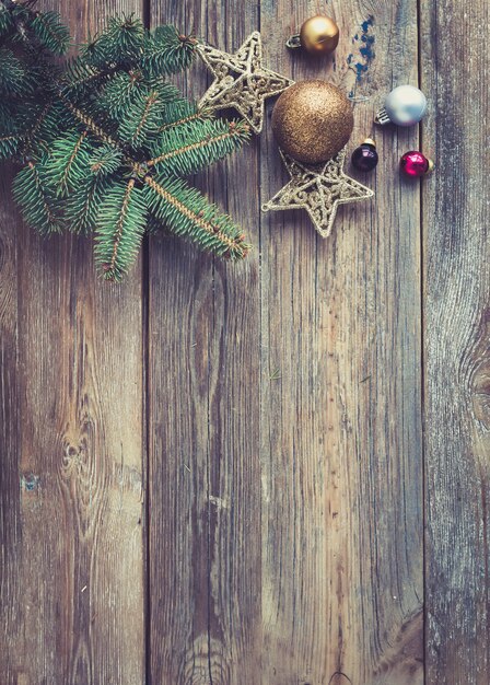 Natale o Capodanno in legno rustico con decorazioni giocattolo, canna da zucchero candito e ramo di albero di pelliccia, vista dall'alto