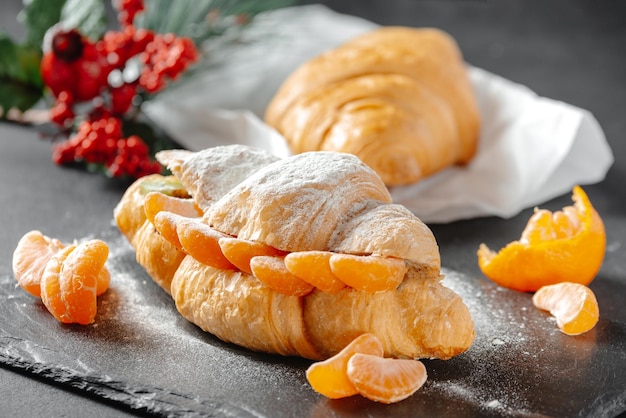 Natale o capodanno pasticcini dolci croissant concetto di vacanza invernale decorazioni natalizie