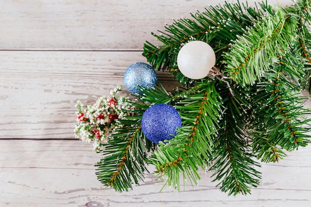 Natale o Capodanno sfondo furtree rami palline di vetro colorate