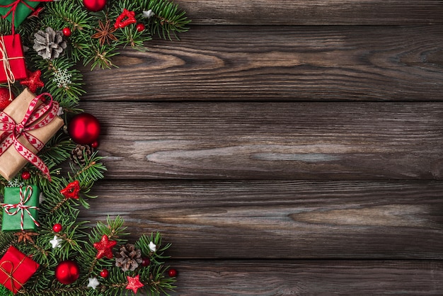Natale o felice anno nuovo sfondo rami di abete decorazioni scatole regalo e pigne