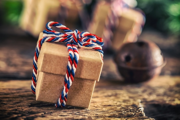 Natale. Regalo di Natale sulla tavola di legno.