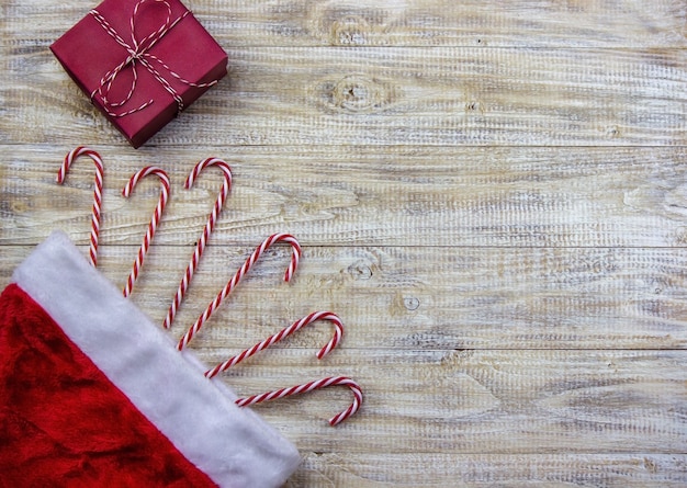 Natale, rosetta su uno sfondo di legno di regali di giocattoli di Capodanno. Messa a fuoco selettiva.