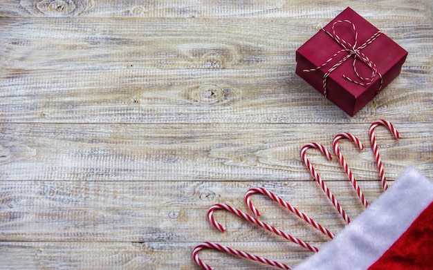 Natale, rosetta su uno sfondo di legno di regali di giocattoli di Capodanno. Messa a fuoco selettiva.