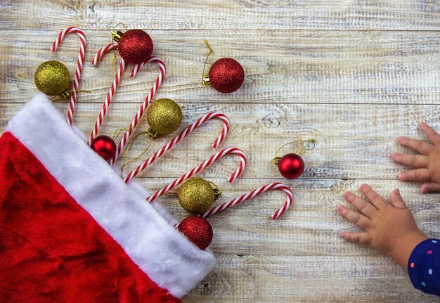 Natale, rosetta su uno sfondo di legno di regali di giocattoli di Capodanno. Messa a fuoco selettiva.