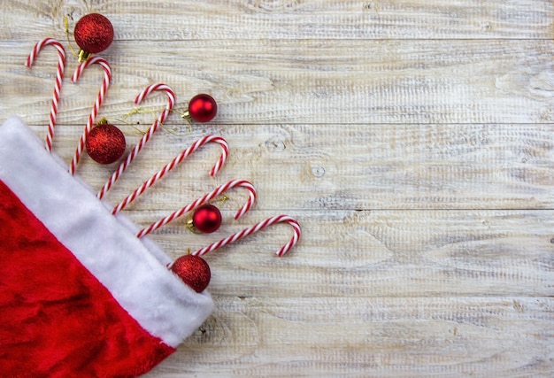 Natale, rosetta su uno sfondo di legno di regali di giocattoli di Capodanno. Messa a fuoco selettiva.